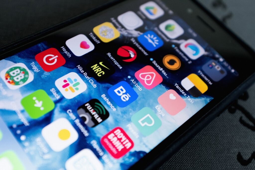 Tela inicial de um celular em close, cheia de ícones de aplicativos coloridos